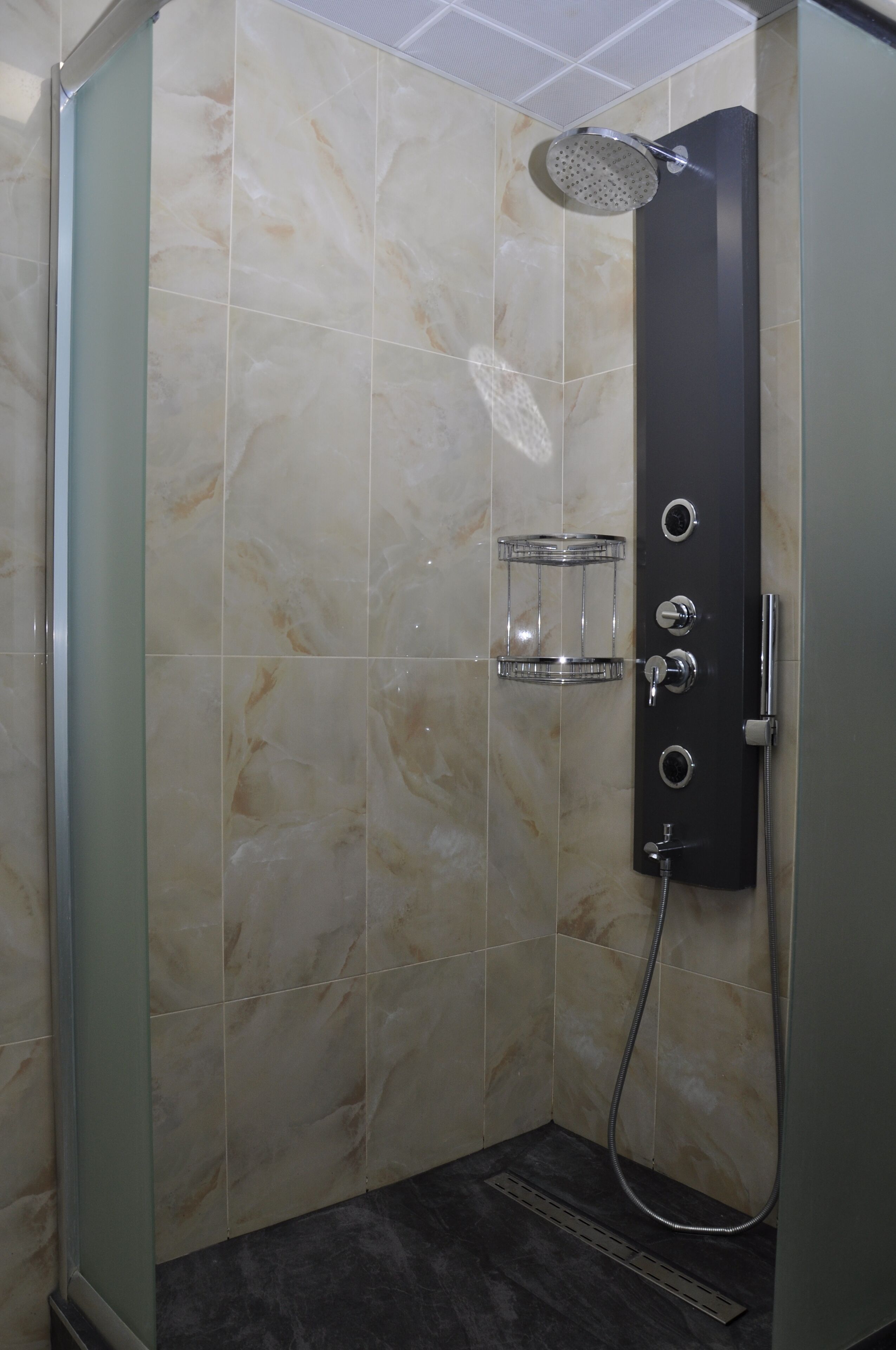 shower, rainfall showerhead, free toiletries, hair dryer