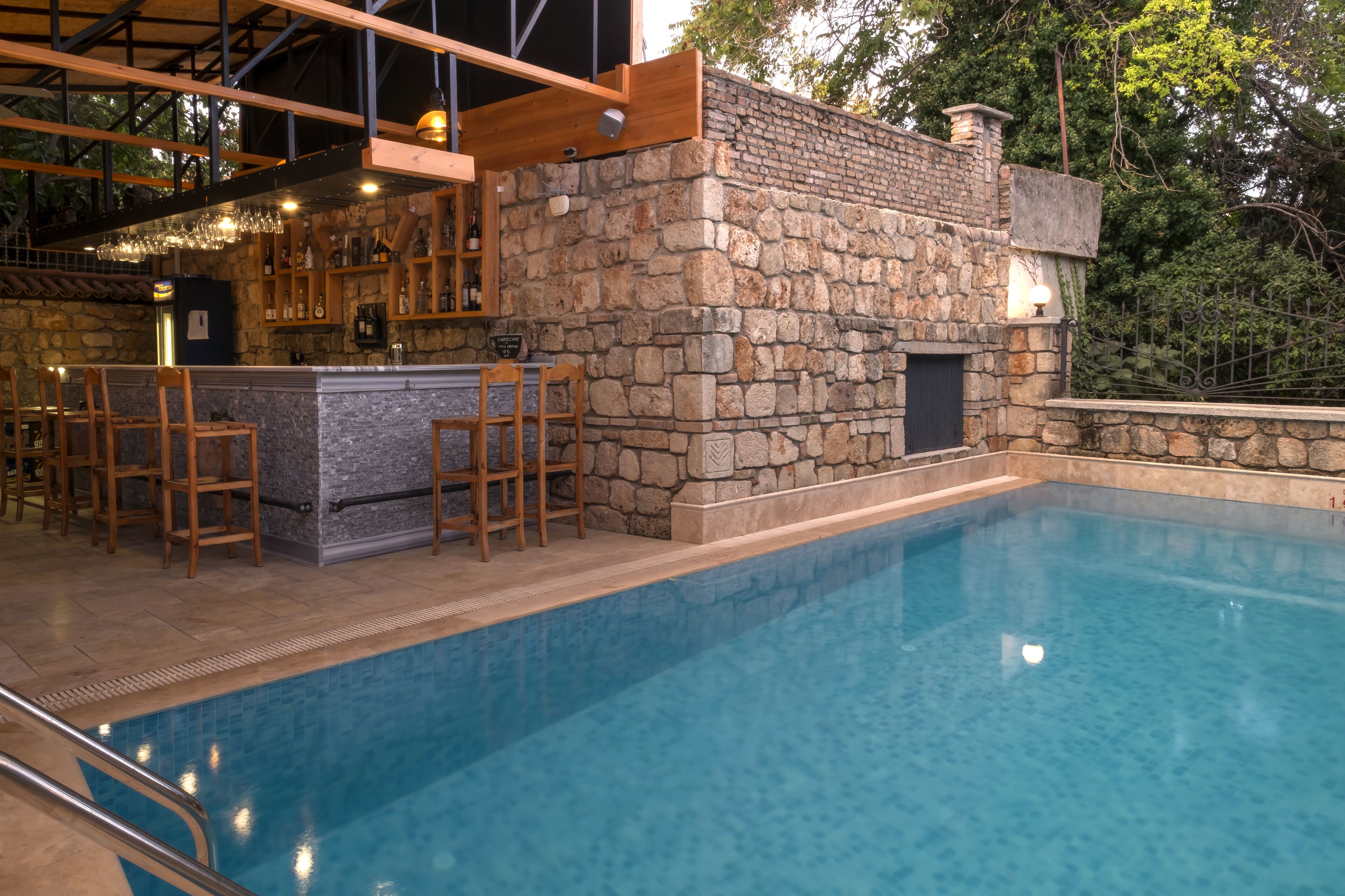 seasonal outdoor pool, pool loungers