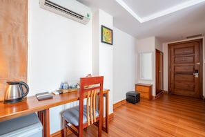 มินิบาร์, โต๊ะทำงาน, Wi-Fi ฟรี