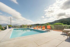 Seasonal outdoor pool, pool loungers - Serrado de Bouças (Penafiel)