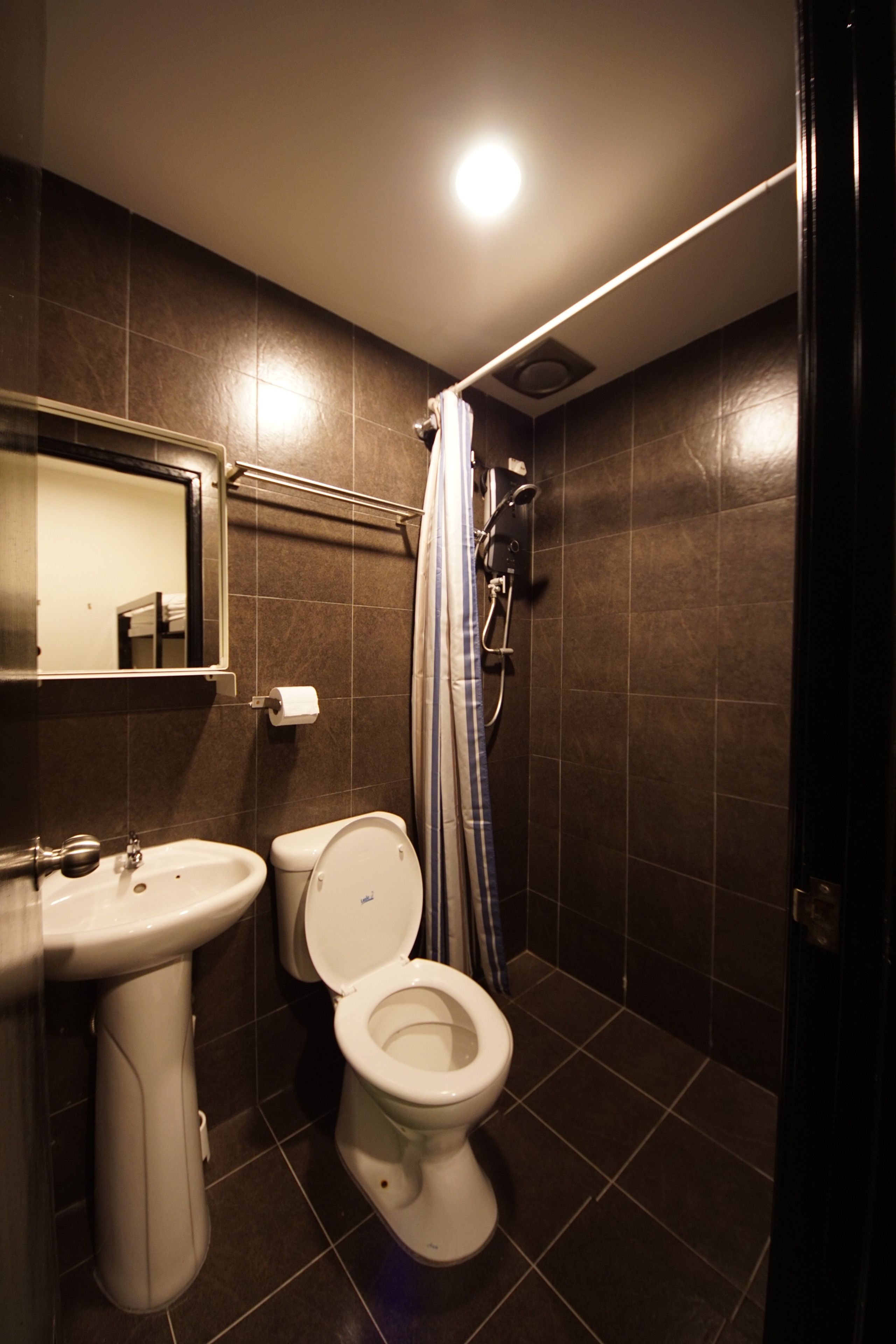 Un baño con lavabo, inodoro y ducha.