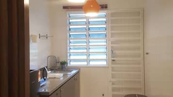 Exclusive Apartment, 3 Bedrooms, Refrigerator & Microwave, Hill View | Private kitchenette