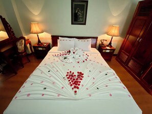 Roupas de cama premium, edredons de pluma, frigobar, cofres nos quartos