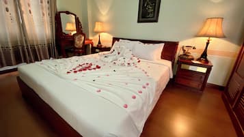 Hochwertige Bettwaren, Daunenbettdecken, Minibar, Zimmersafe