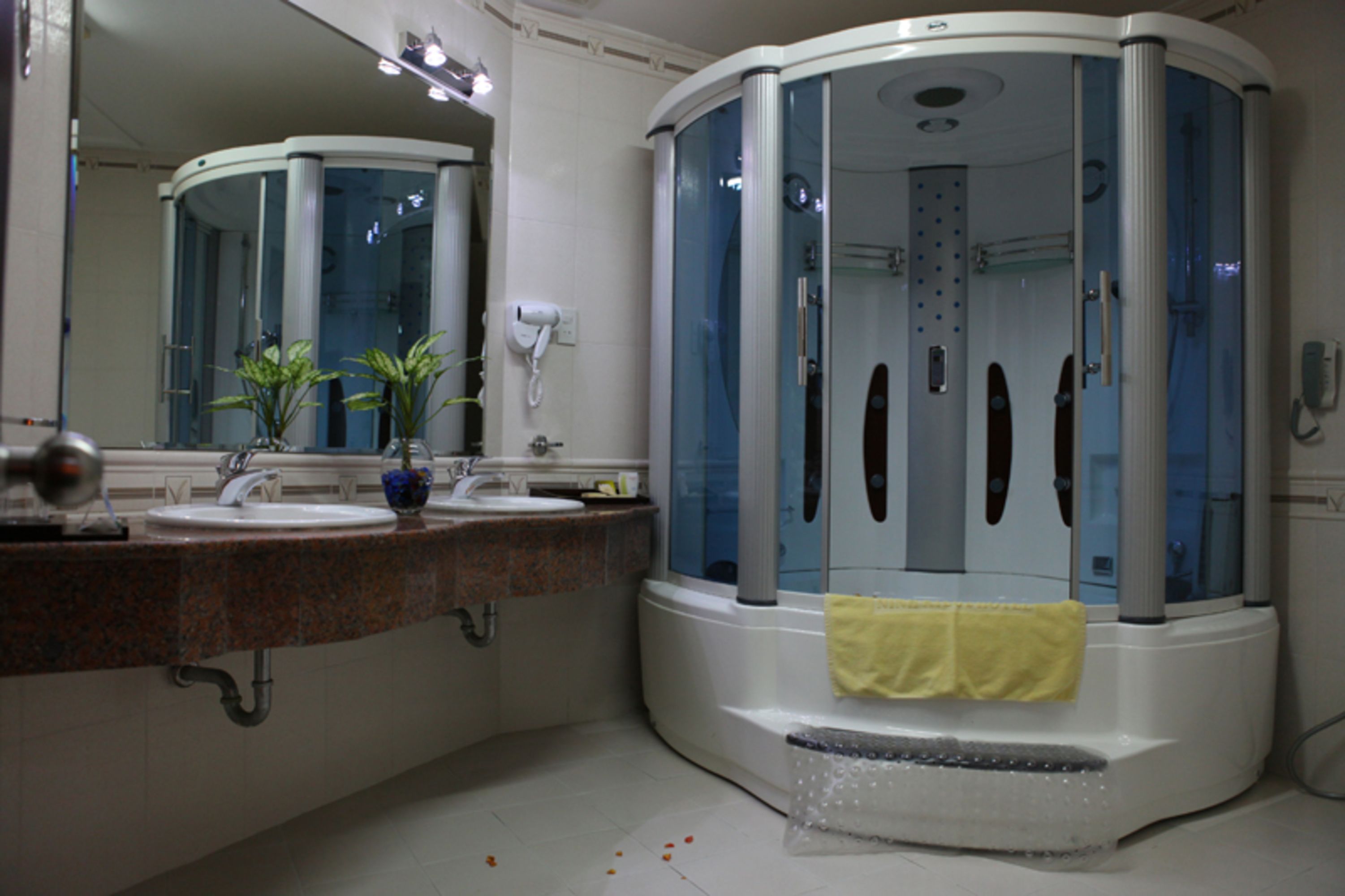 VIP Room | Bathroom | Free toiletries, hair dryer, bathrobes, slippers