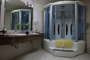 VIP Room | Bathroom | Free toiletries, hair dryer, bathrobes, slippers