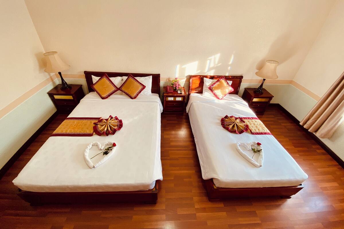 Ropa de cama de alta calidad, cubrecamas y minibar 