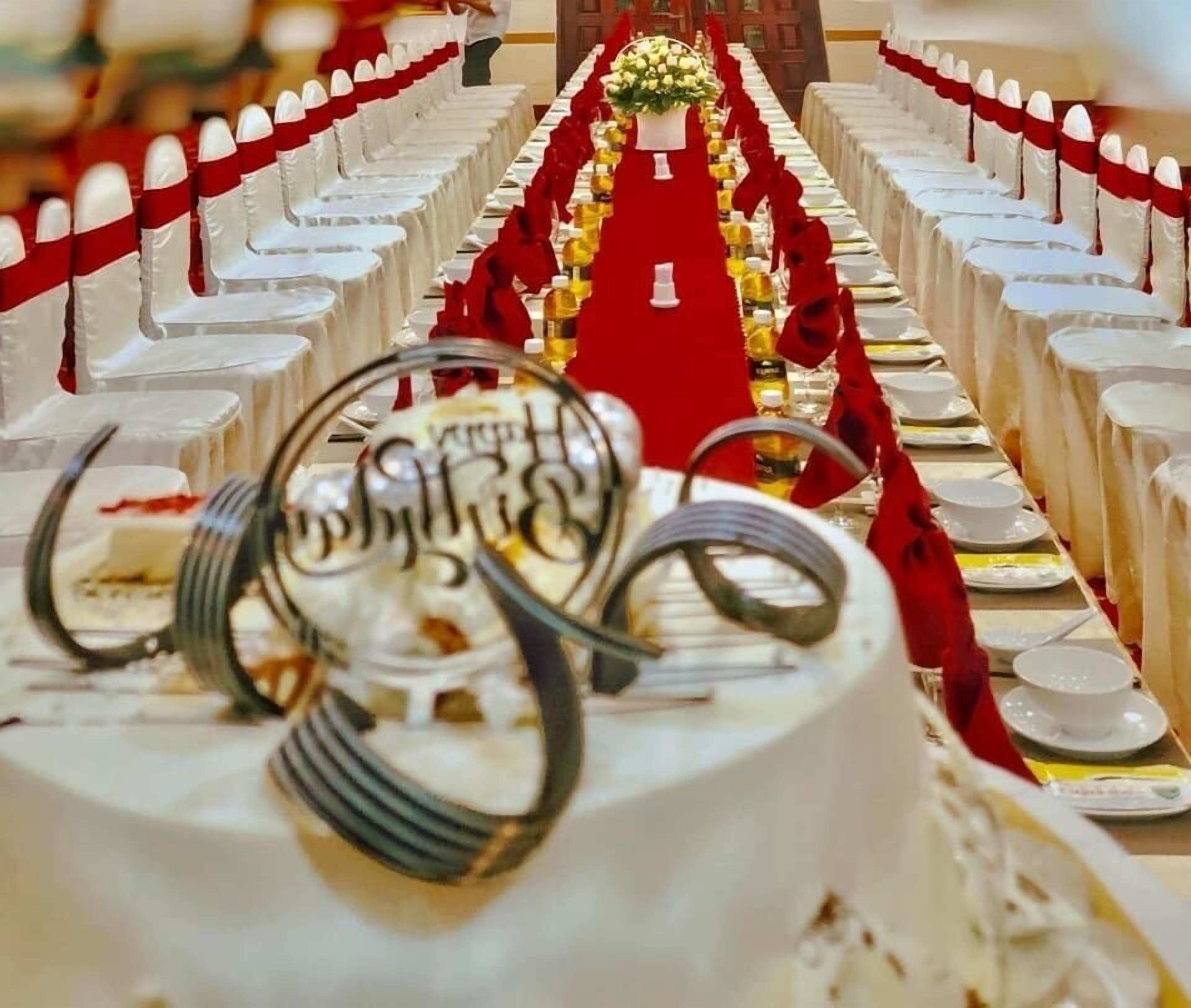 4 restaurants, breakfast, lunch, dinner served; international cuisine