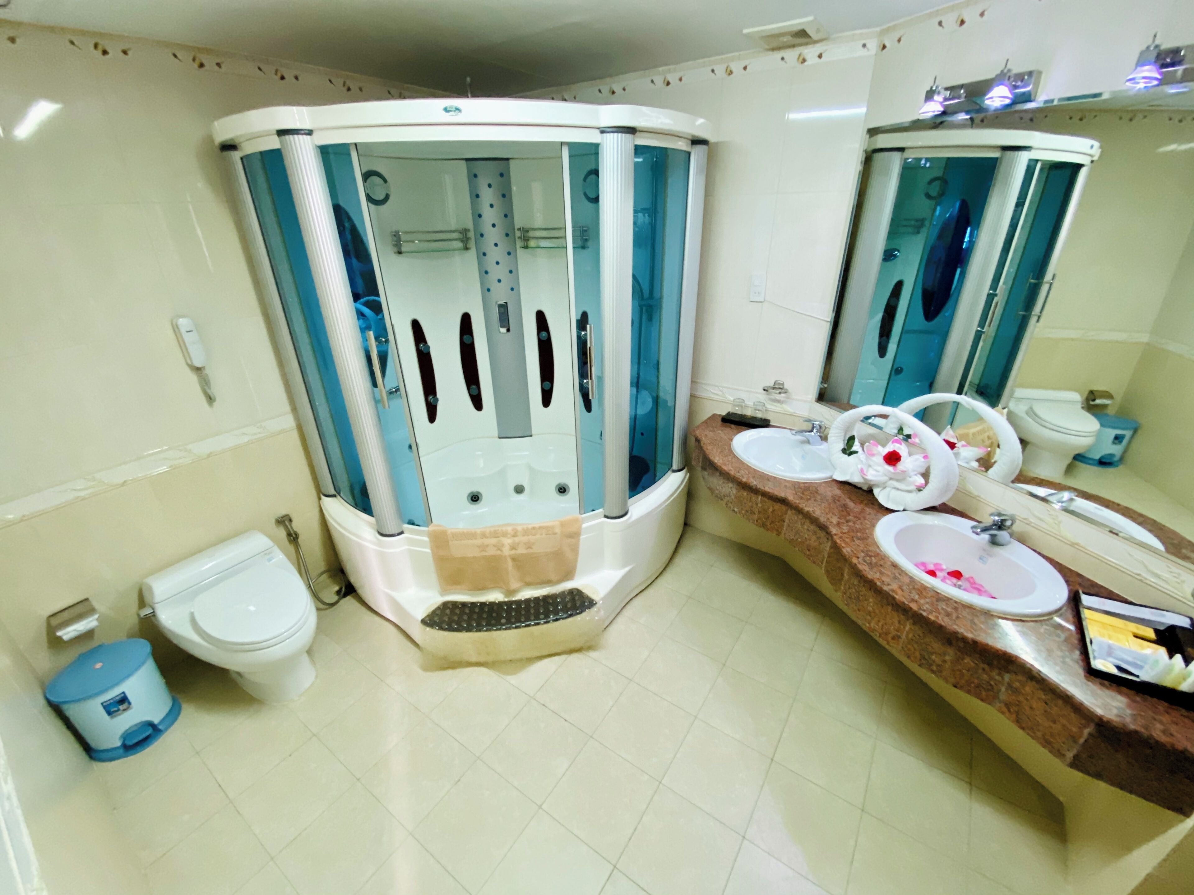 vip room | 1 bedroom, premium bedding, down duvets, minibar