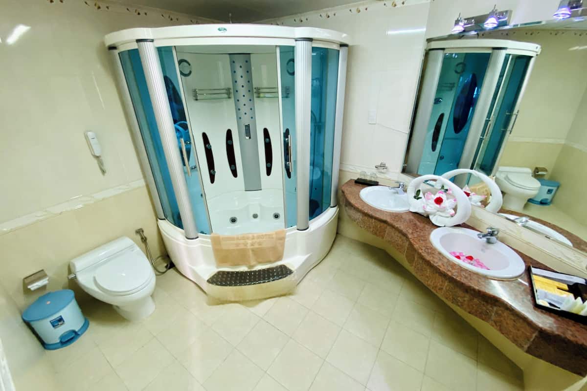 vip room | 1 bedroom, premium bedding, down duvets, minibar