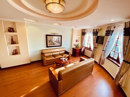 VIP Room | Living room | 32-inch flat-screen TV with cable channels, TV