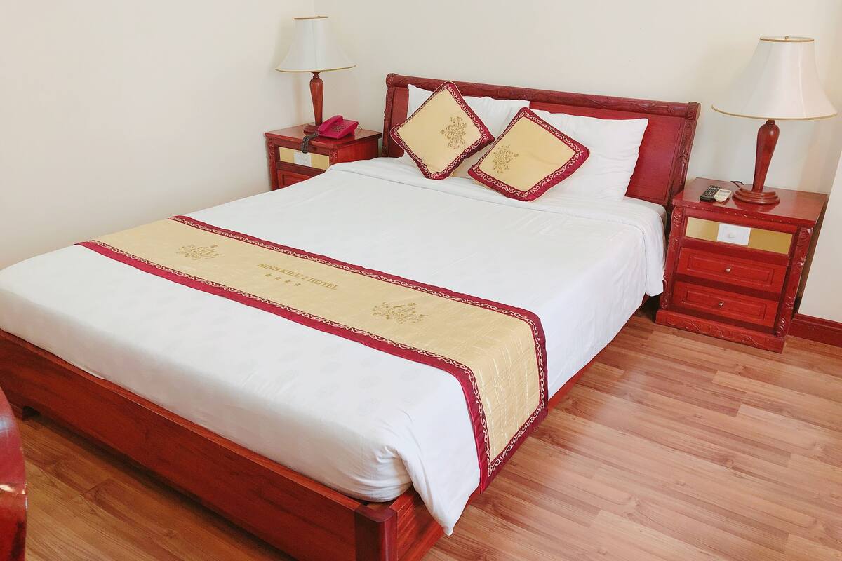 Ropa de cama de alta calidad, cubrecamas y minibar 