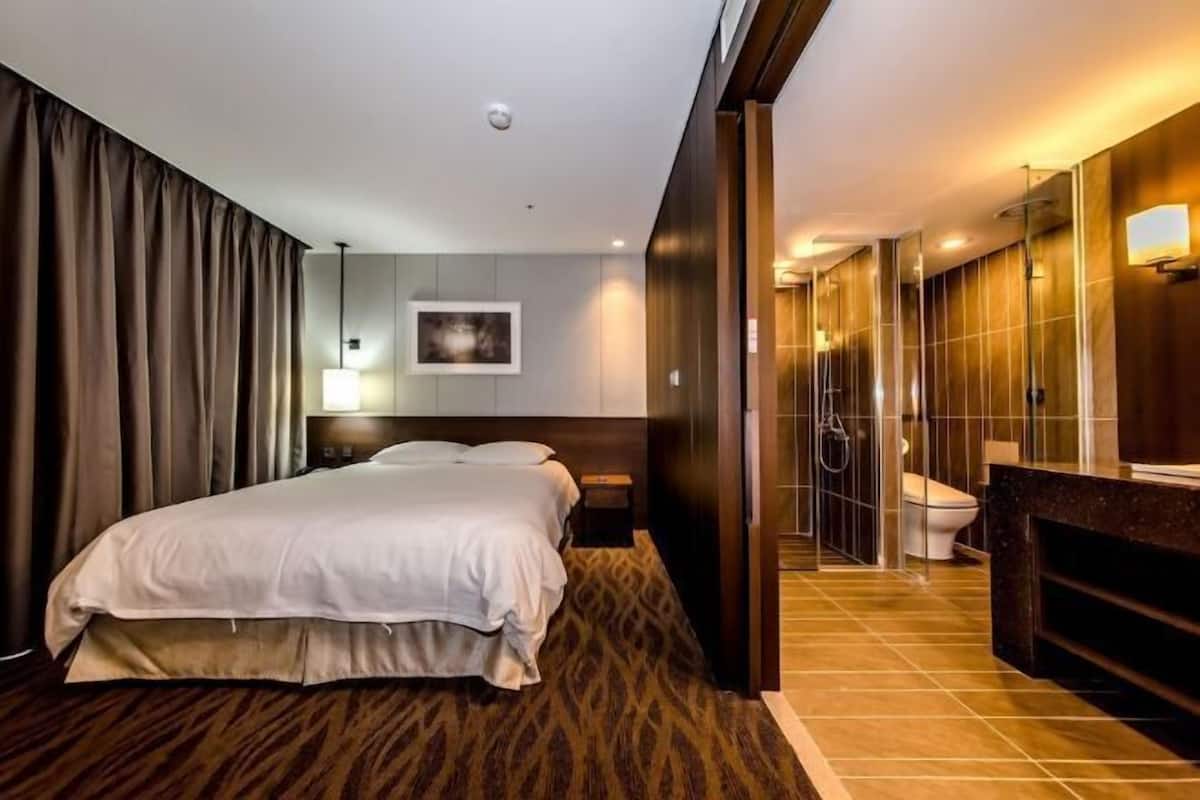 In-room safe, blackout curtains, free WiFi