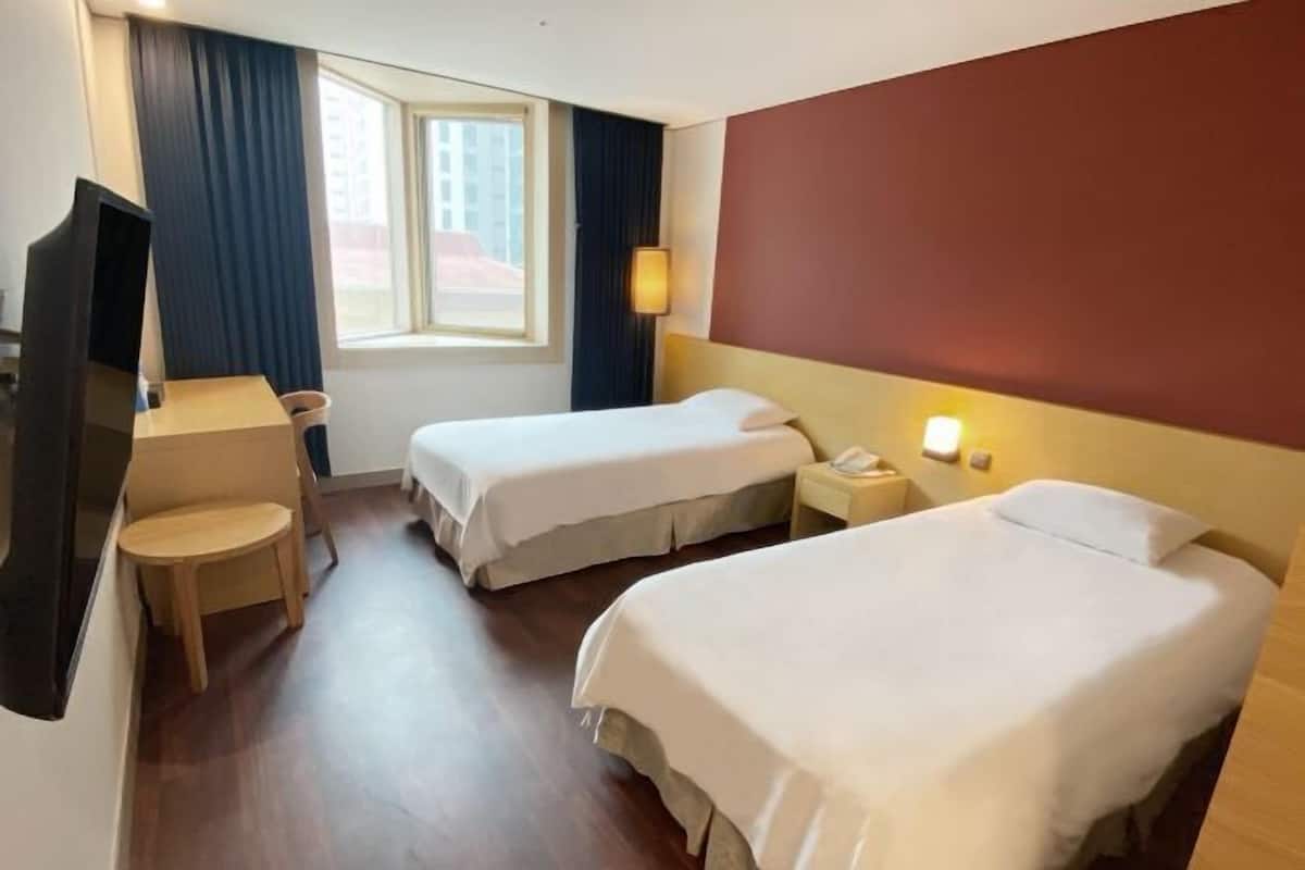 In-room safe, blackout curtains, free WiFi
