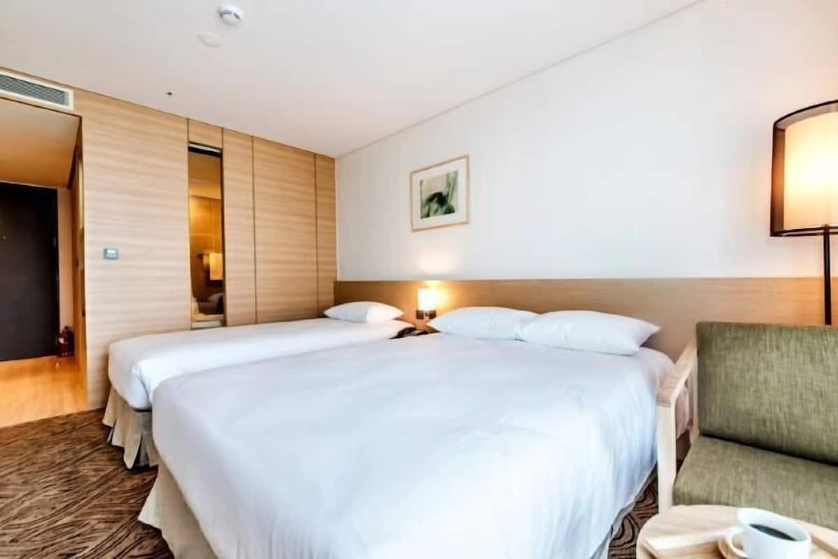 In-room safe, blackout curtains, free WiFi