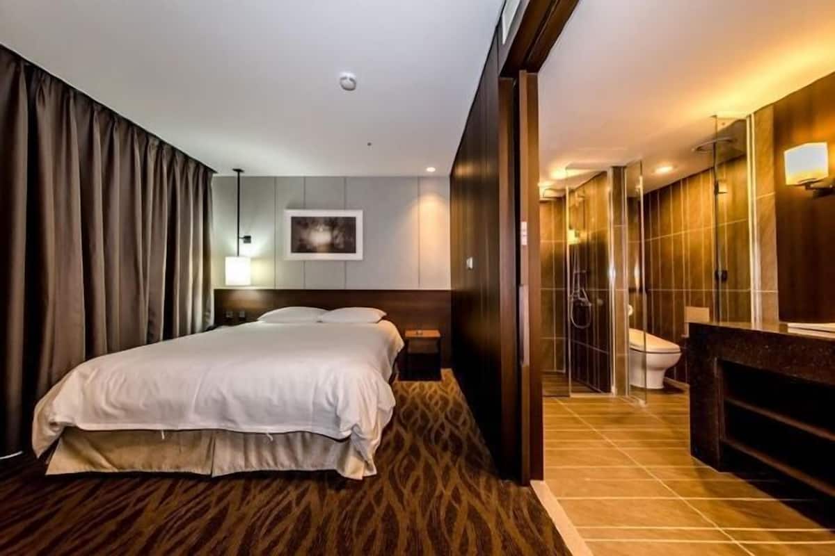 In-room safe, blackout curtains, free WiFi