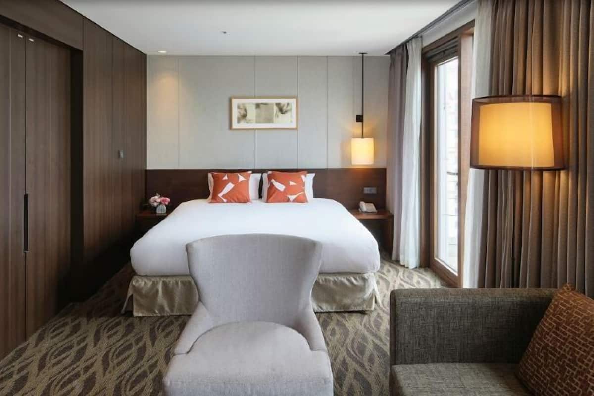 In-room safe, blackout curtains, free WiFi