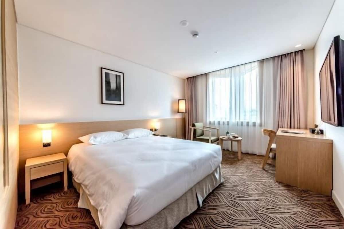 In-room safe, blackout curtains, free WiFi