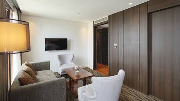 Royal Room | Living area | 32-inch flat-screen TV with cable channels, TV, Netflix