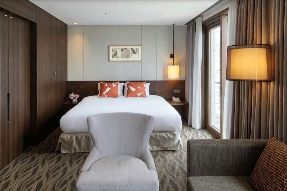 In-room safe, blackout drapes, free WiFi