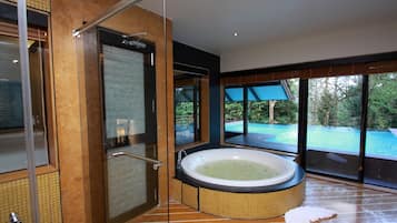 Kopi Luwak | Bathroom | Free toiletries, slippers, towels