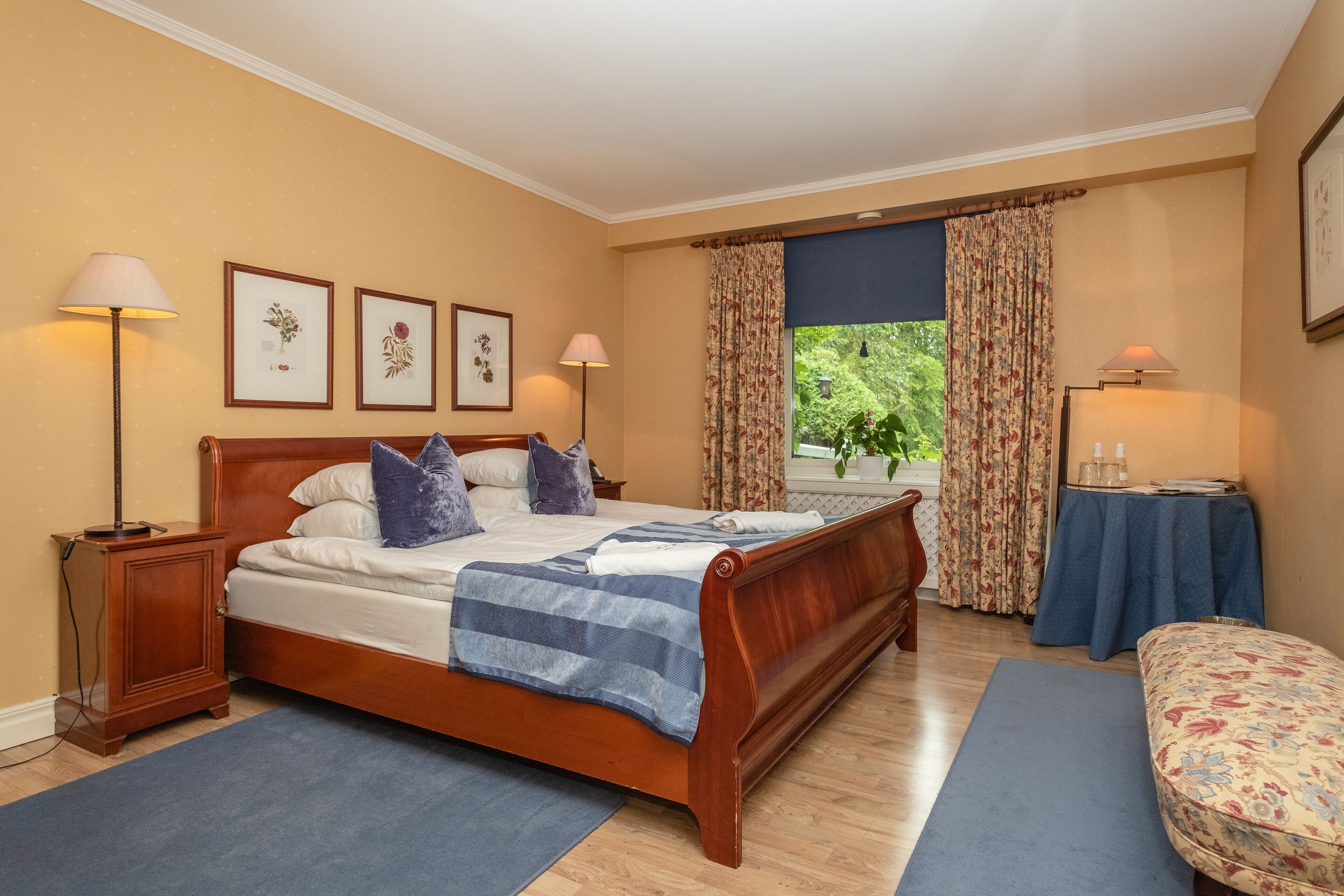 double room (in the castle garden) | 1 bedroom, individually decorated, individually furnished, desk