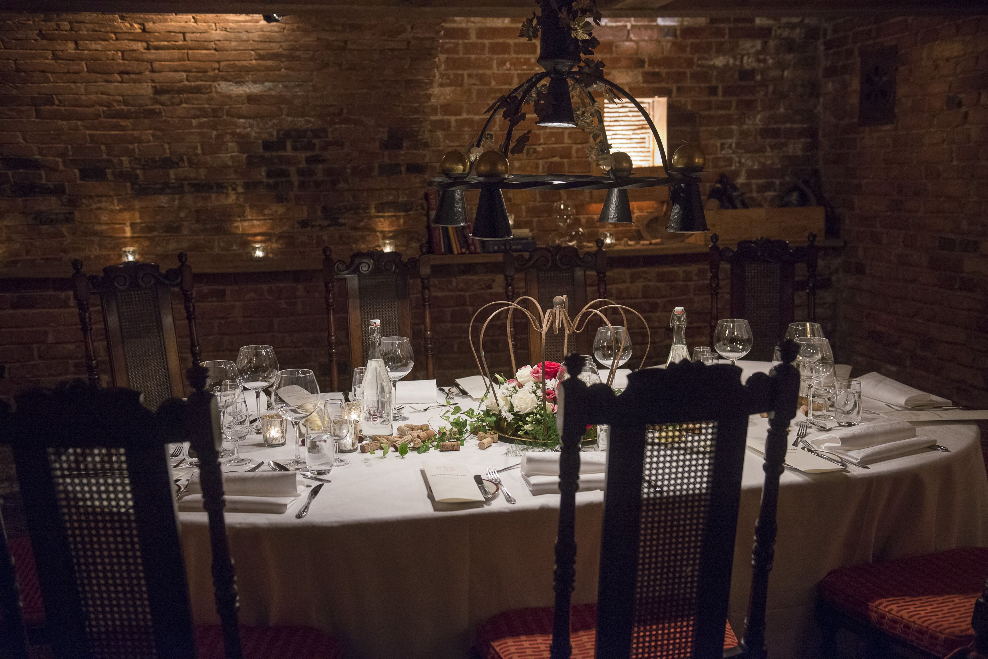 lunch and dinner served, international cuisine