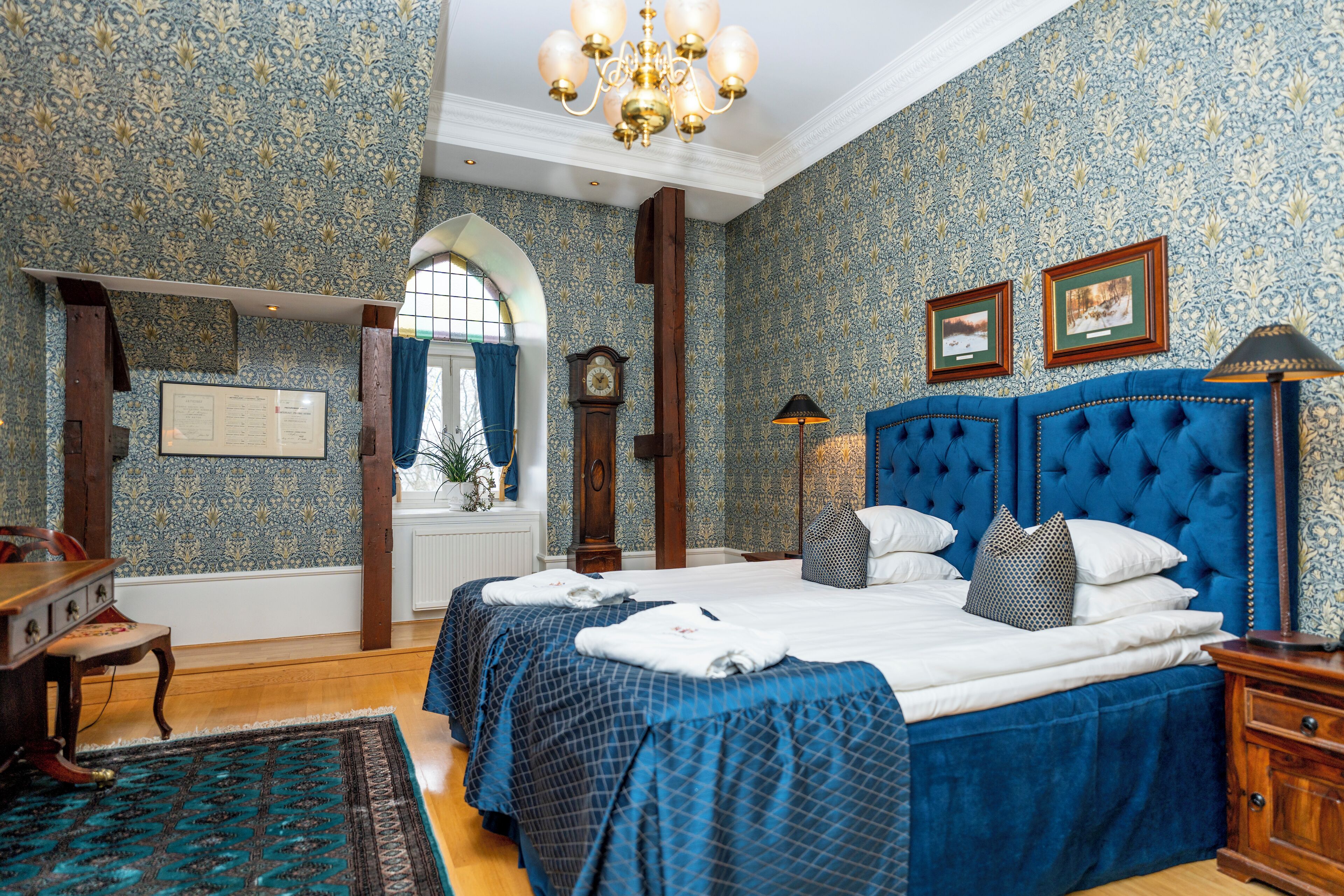 superior double room | 1 bedroom, individually decorated, individually furnished, desk