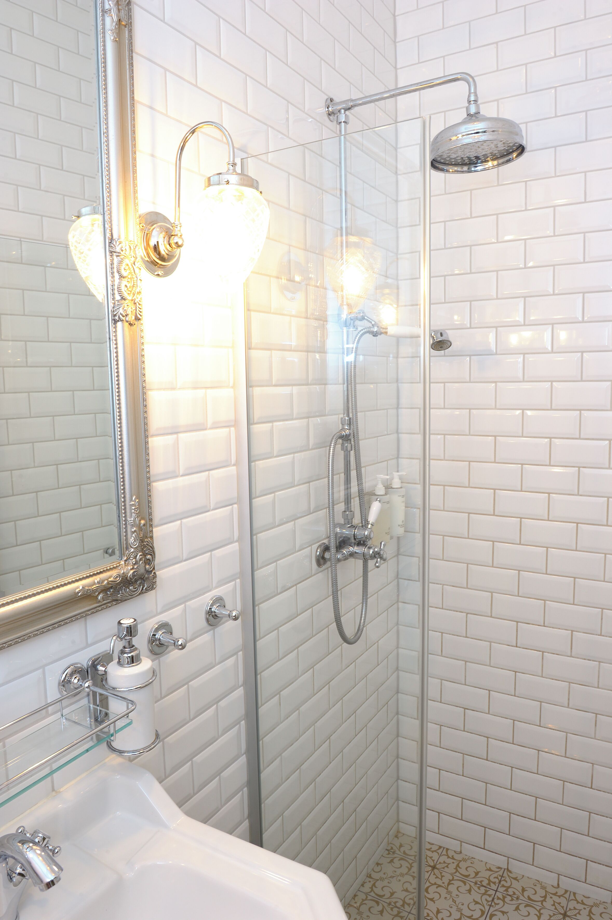 superior double room | bathroom | free toiletries, hair dryer, slippers, towels