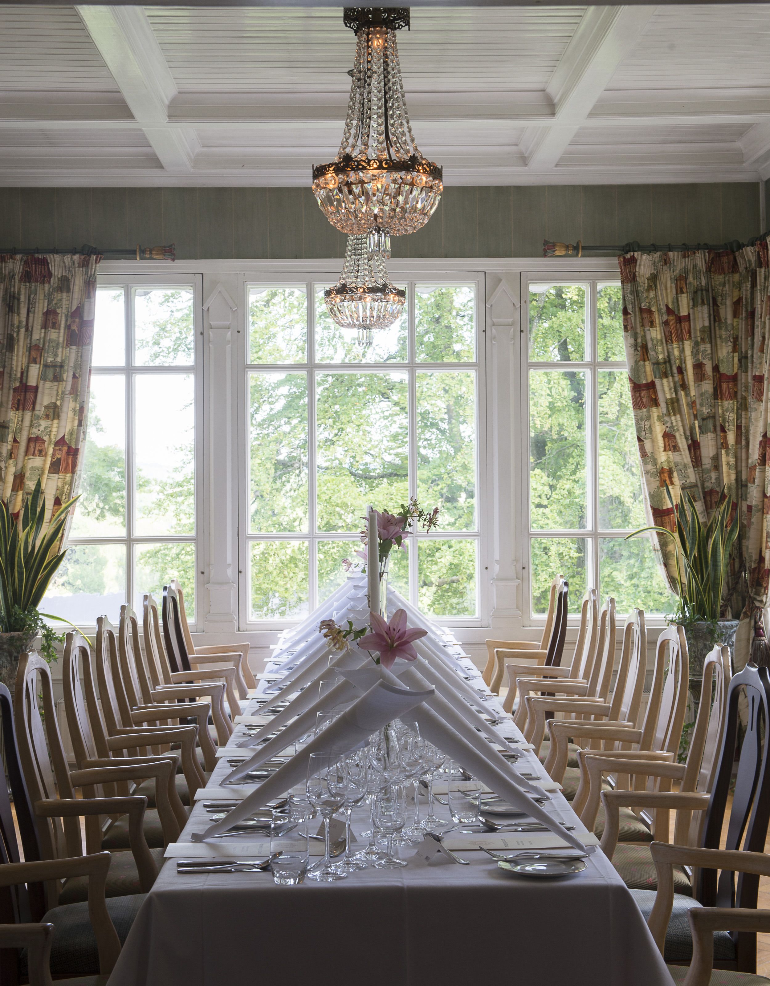 lunch and dinner served, international cuisine