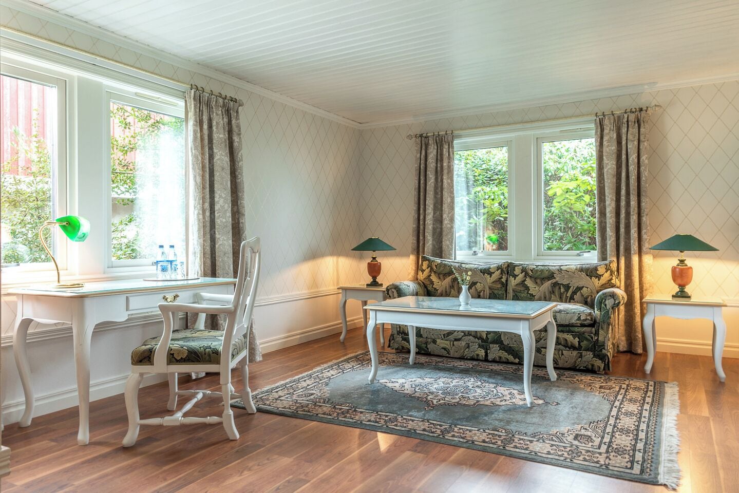 suite in the castle garden | living area