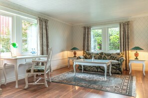 Deluxe Suite | Living area