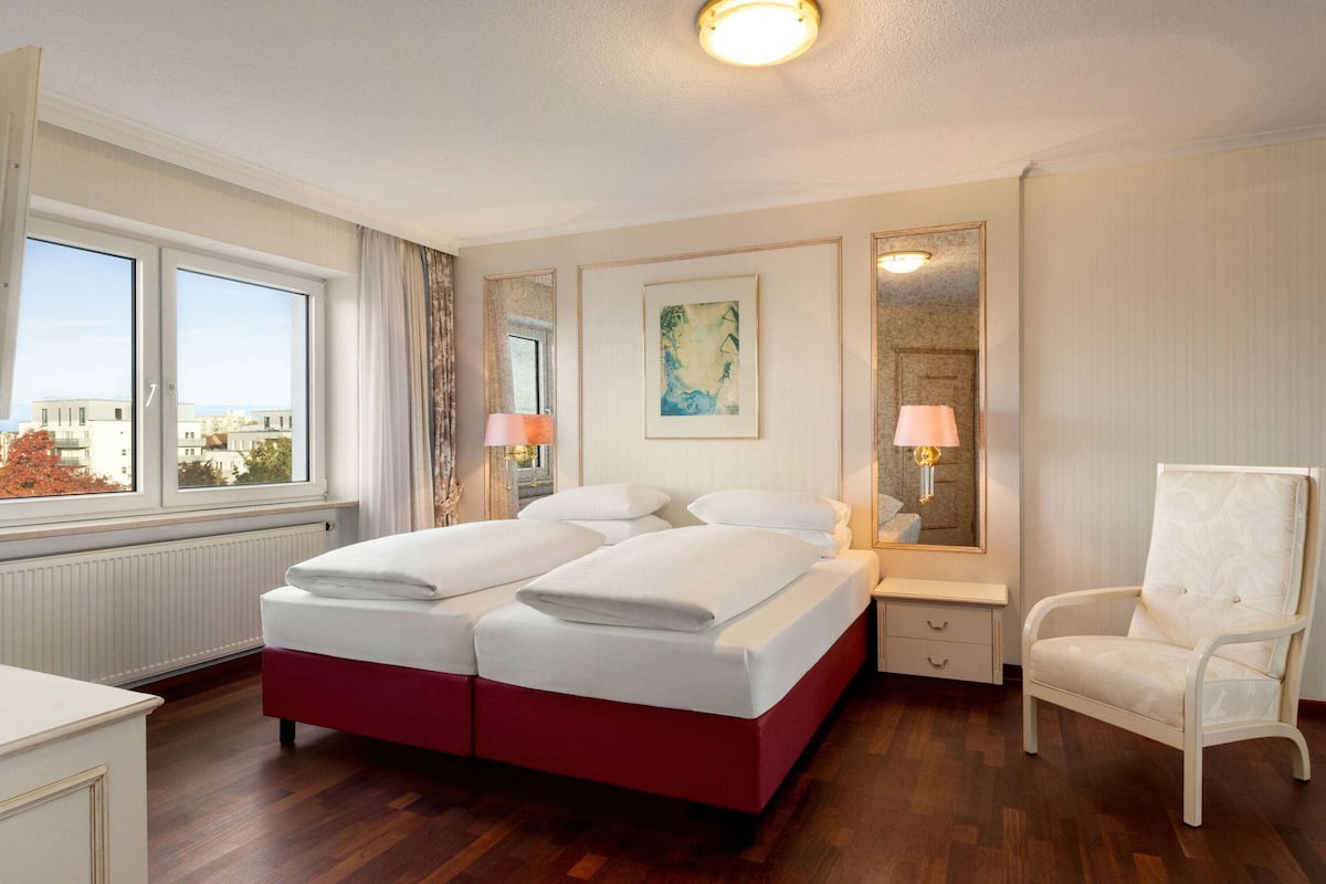 suite | minibar, desk, laptop workspace, soundproofing