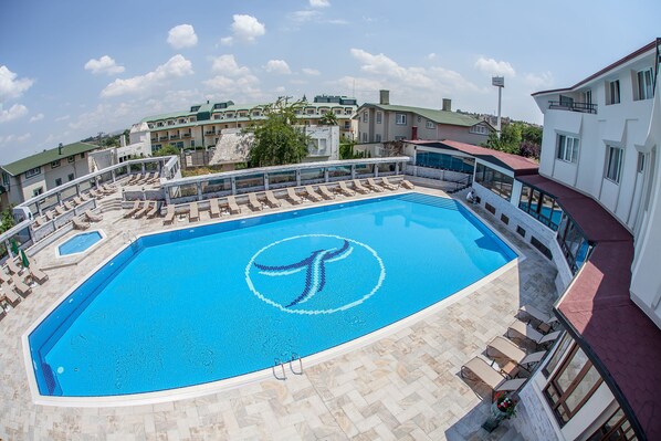 Alberca al aire libre por temporada y camas balinesas gratuitas 