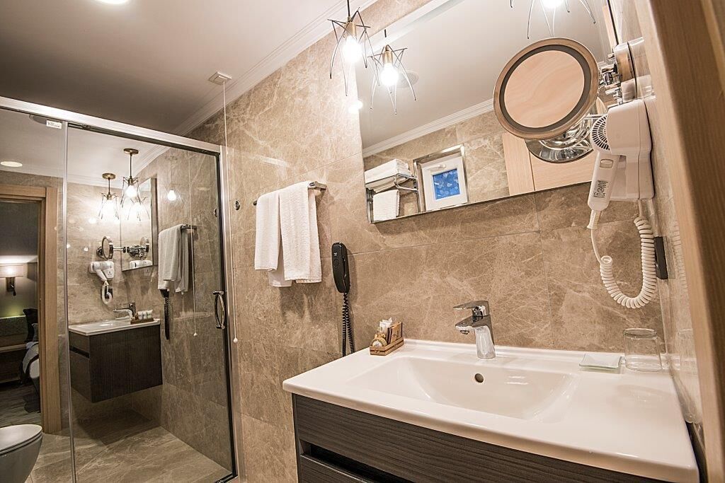 standard double or twin room, 1 double or 2 single beds, garden view | bathroom | hydromassage showerhead, designer toiletries, hair dryer, slippers