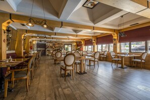 Se sirven desayunos y cocina internacional (con vistas a la piscina) 