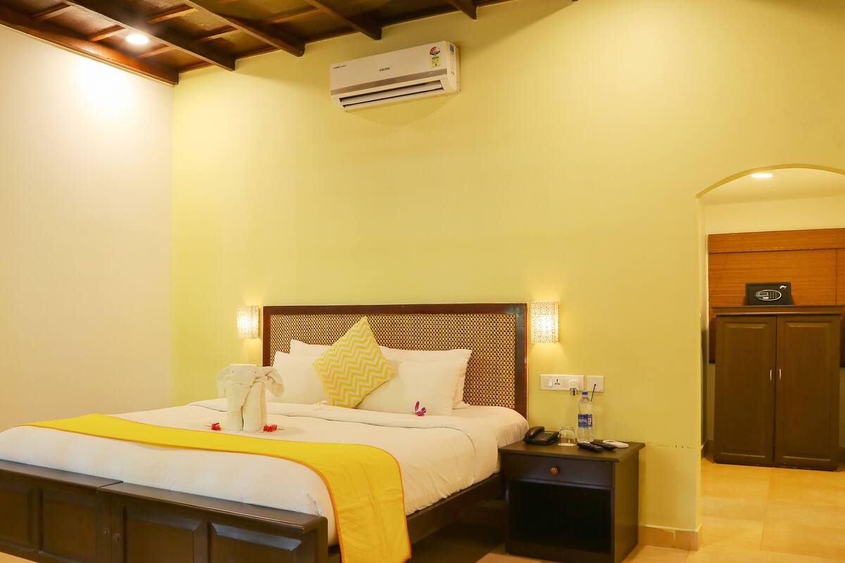 Palm View Room | Minibar, desk, bed sheets