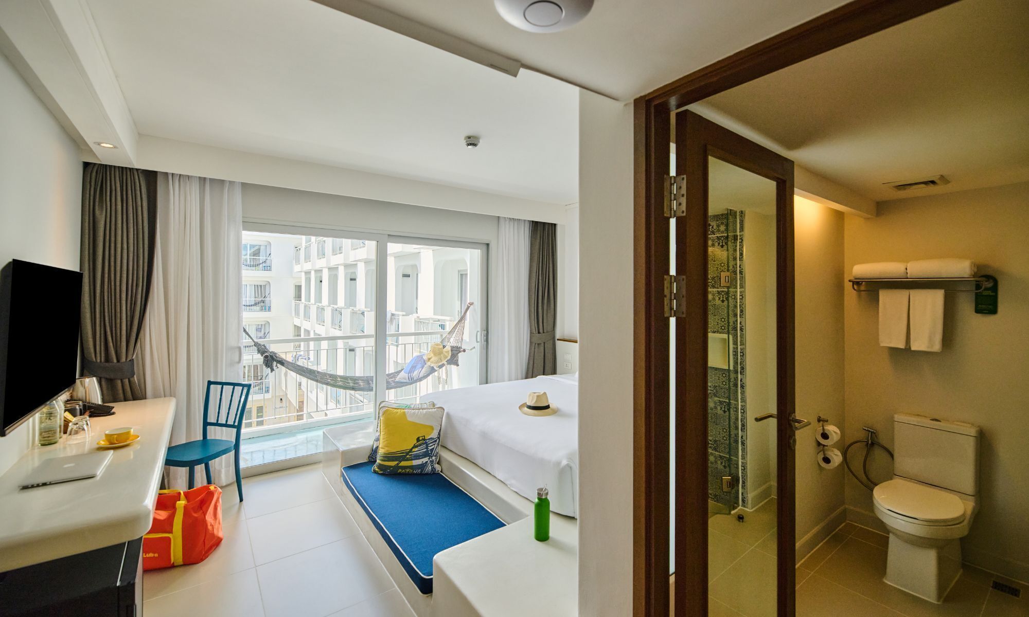 The Duo Pool View - Deluxe King Pool View Room | 遮光窗帘、免费 WiFi、床单