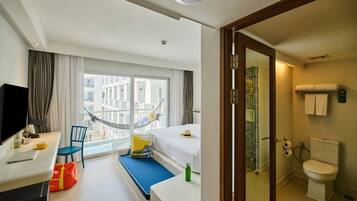 Cortinas blackout, wifi gratis y ropa de cama