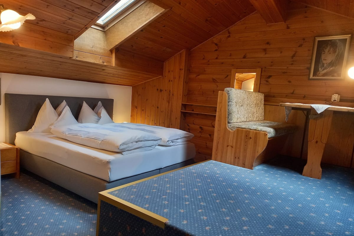 Eenvoudige tweepersoonskamer, 1 kingsize bed | Luxe beddengoed, een kluis op de kamer, een bureau, een laptopwerkplek