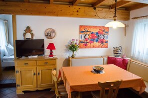 Habitación cuádruple familiar, frigorífico | Servicio de comidas en la habitación