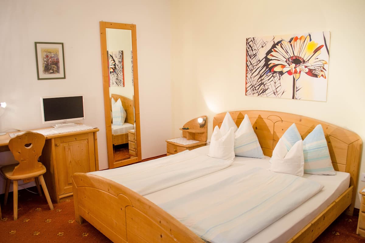 Tweepersoonskamer, balkon | Luxe beddengoed, een kluis op de kamer, een bureau, een laptopwerkplek