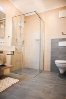 Ducha, artículos de tocador gratuitos, secador de pelo, toallas