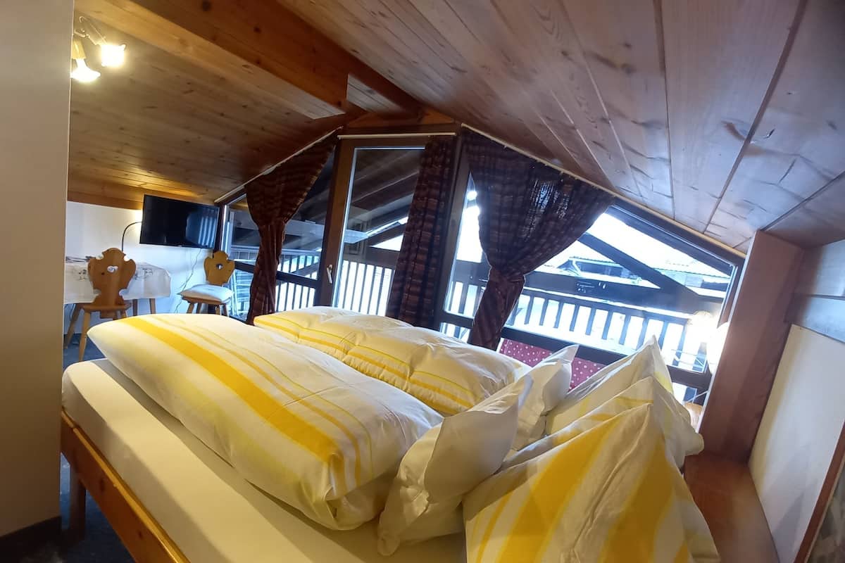 Eenvoudige tweepersoonskamer, 1 queensize bed | Luxe beddengoed, een kluis op de kamer, een bureau, een laptopwerkplek