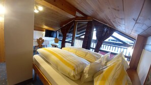 Eenvoudige tweepersoonskamer, 1 queensize bed | Luxe beddengoed, een kluis op de kamer, een bureau, een laptopwerkplek