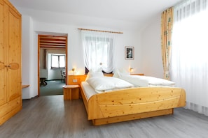 Quadruple Room, Balcony, Garden View | Premium bedding, in-room safe, desk, laptop workspace - Garni Meinrad (Ora)