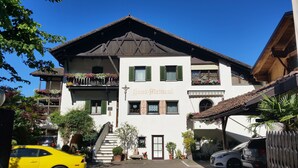 A two-story building with a sign reading "Haus Meindl". - Garni Meinrad (Ora)