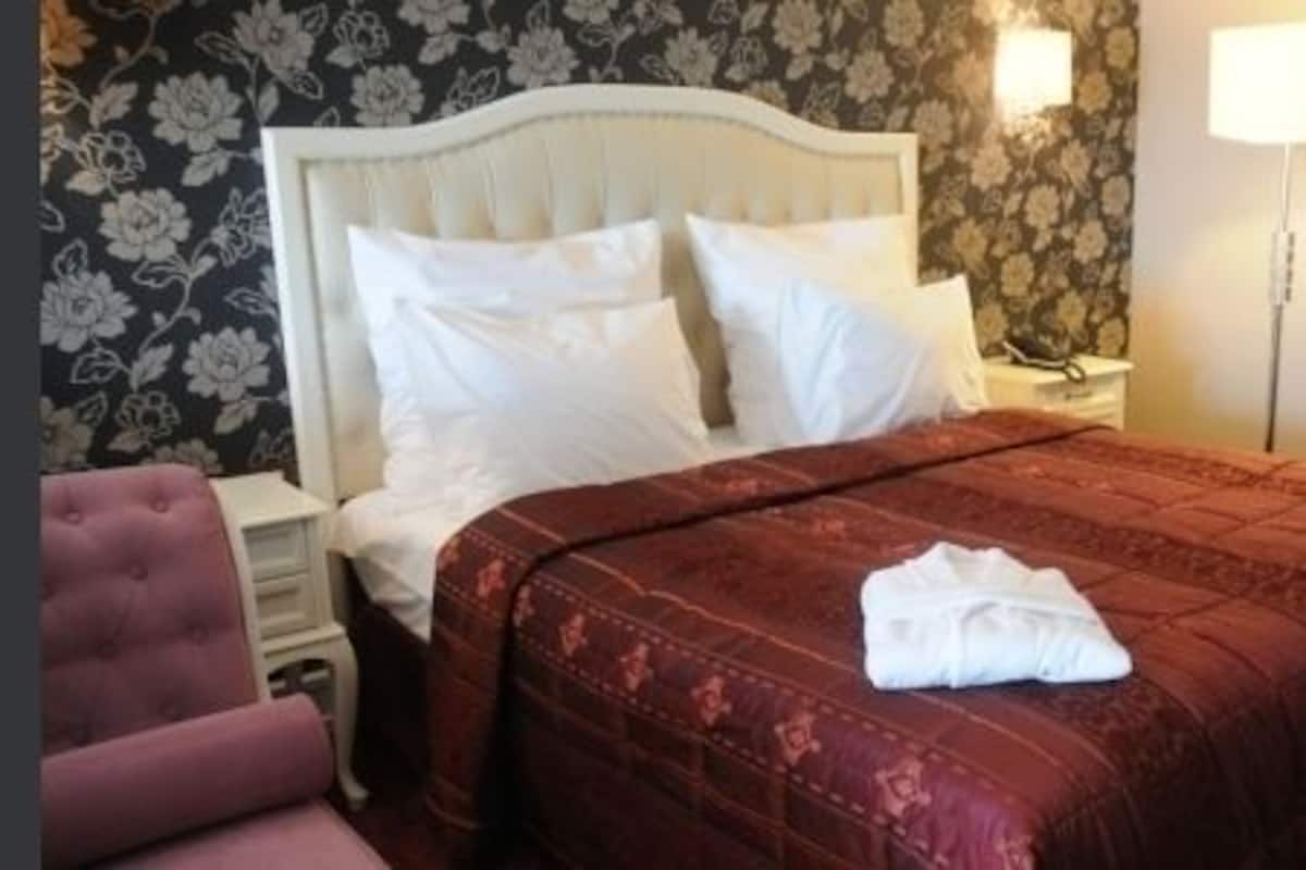 Deluxe Room (Double Use) | 1 slaapkamer, een minibar, een kluis op de kamer, een bureau