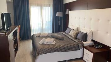 Suite junior, 1 habitación, balcón | Minibar, caja de seguridad en la habitación y escritorio