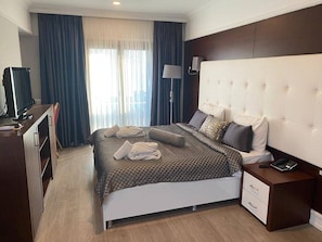 Suite junior, 1 habitación, balcón | Minibar, caja de seguridad en la habitación y escritorio 